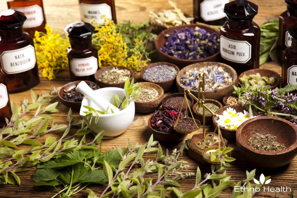 Gewürze und Kräuter als Zutaten für die Ethno Health Produkte.